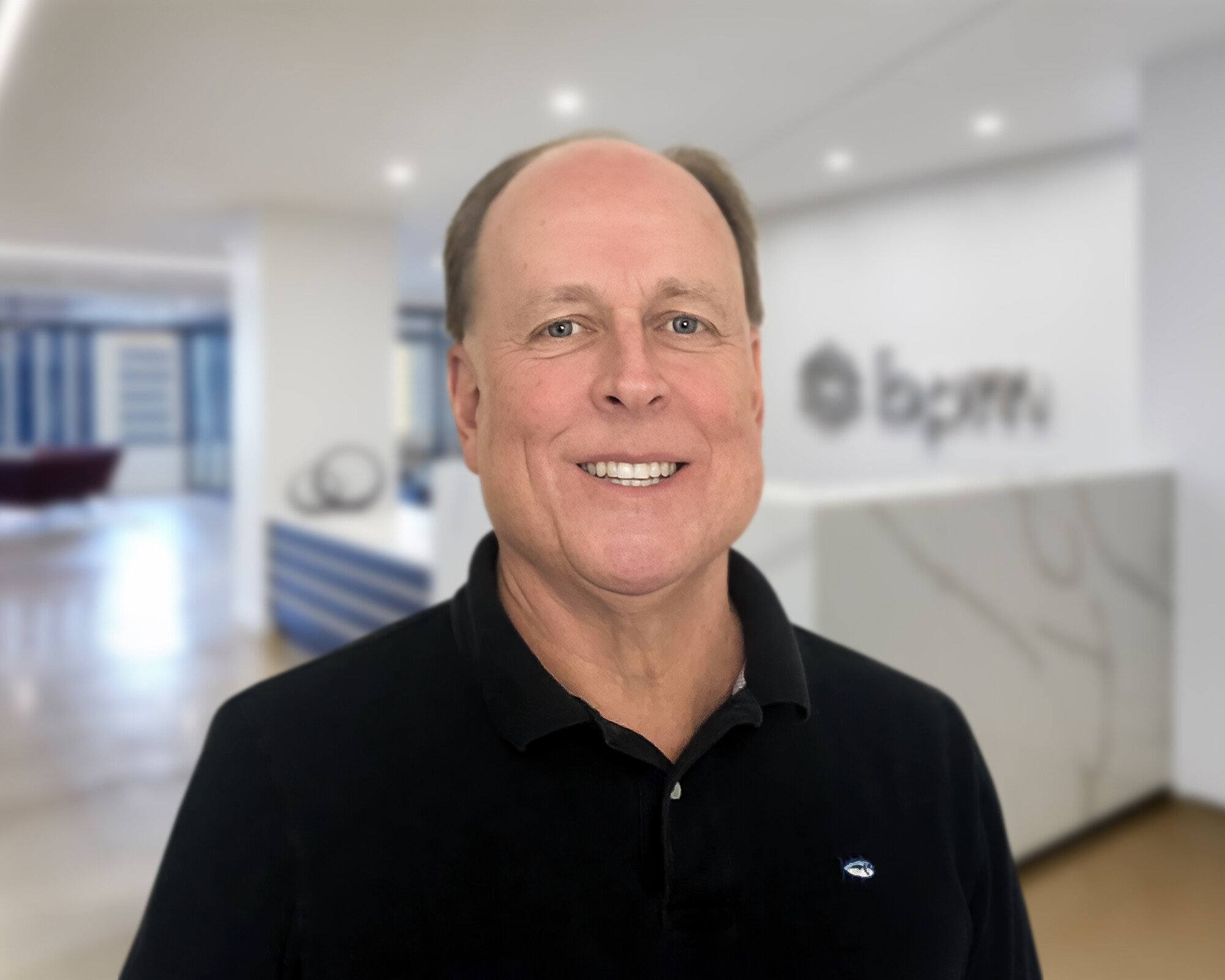man-wearing-black-shirt-in-office